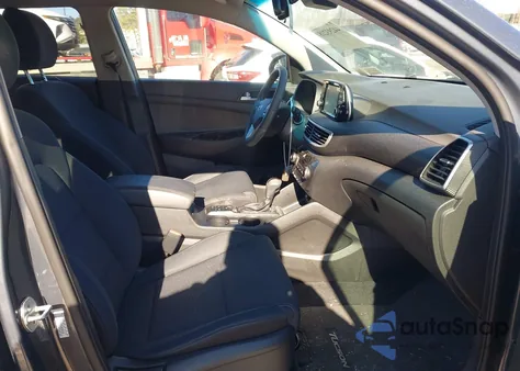 2019 Hyundai Tucson Value z USA, uszkodzony, nr VIN KM8J3CA47KU058435